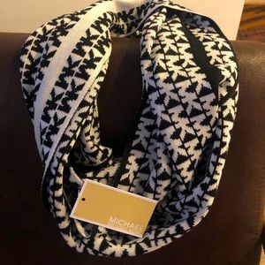 Michael Michael Kors logo/stripe scarf in B&W. NWT
